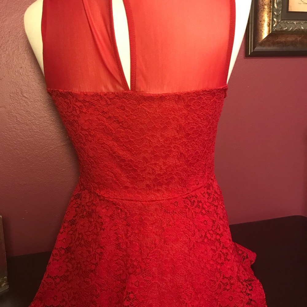 Red top. - Picture 3 of 5